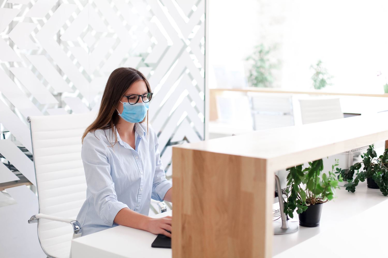 employee with face mask 